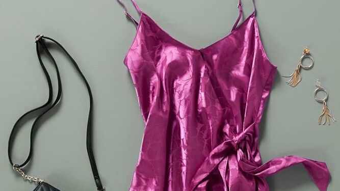 Wrap dress rosa con textura de Primark. 22&euro;