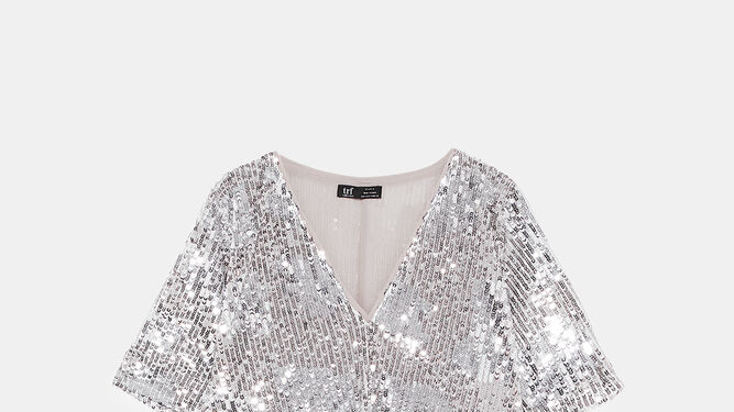 Vestido estilo camiseta con escote de pico y lentejuelas plateadas de Zara. 29,95&euro;