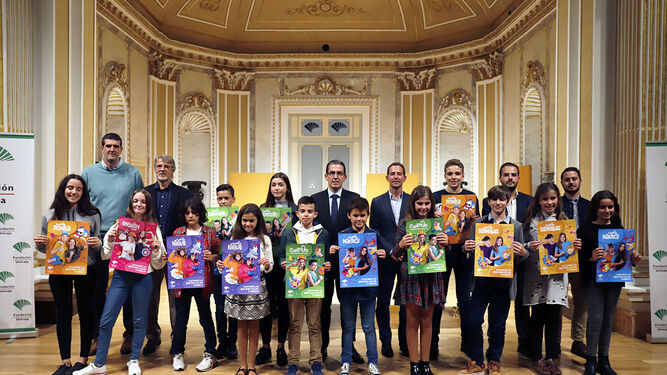 Un fotografía de familia de directivos de la Fundación Unicaja, los Campus y niños que han participado en la campaña de promoción