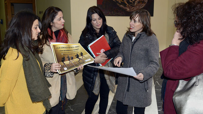 Laura Álvarez departe con Cristina Casares junto a otras directivas del club y Anabel Montero, de Cáritas Diocesana.