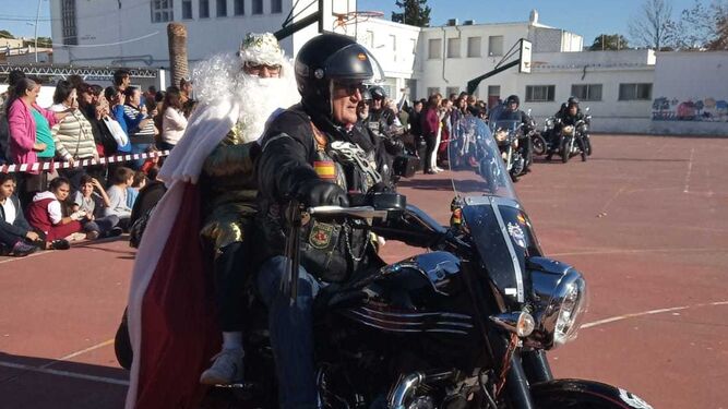 El Rey Melchor, llegando en moto al colegio Federico Mayo.