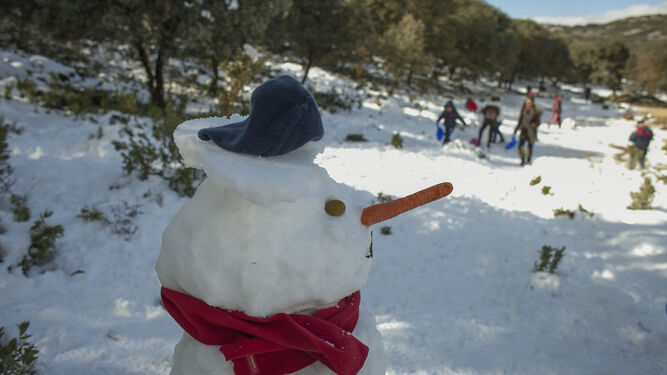 Un muñeco de nieve en la sierra de Ronda.