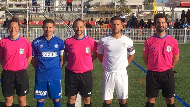 Los capitanes del Sevilla C y del Xerez DFC posan con el trío arbitral.