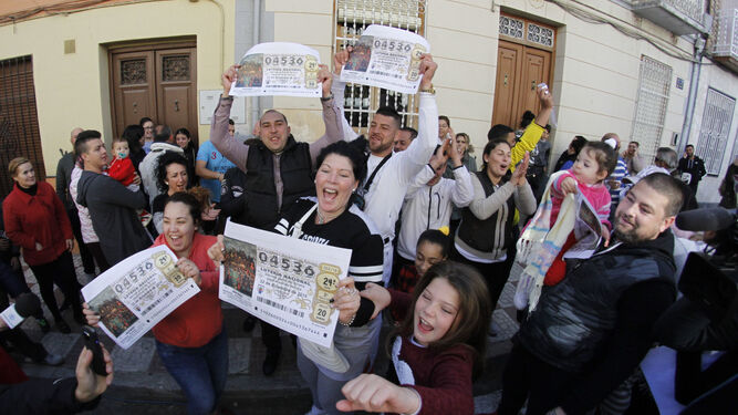 Vecinos de Pinos Puente celebran el Segundo Premio de la Lotería de Navidad en 2016