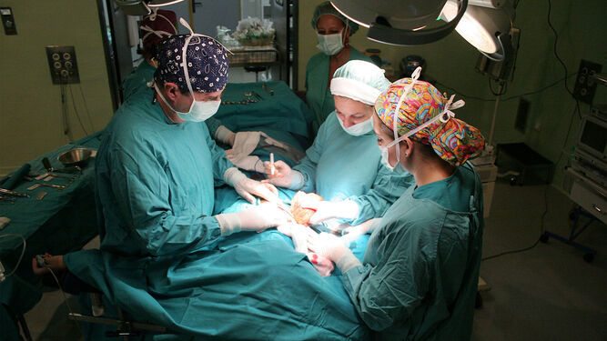 La técnica, aplicada hoy para garantizar el éxito de la cirugía de mama, ha sido utilizada para tumores de próstata desde los años 90.