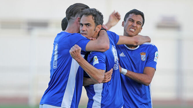 Pedro Carrión es abrazado por sus compañeros tras marcar de penalti.