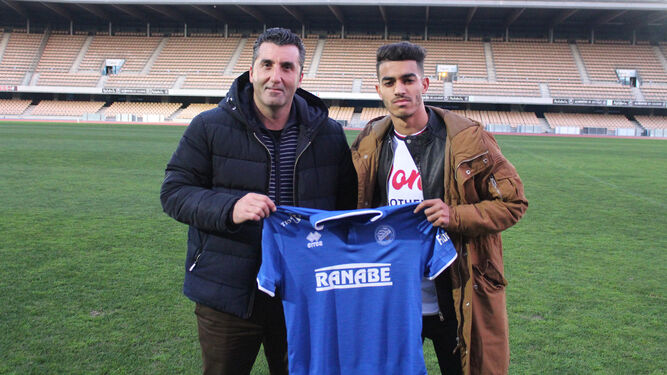 El nuevo atacante azulino, con Edu Villegas, director deportivo xerecista.