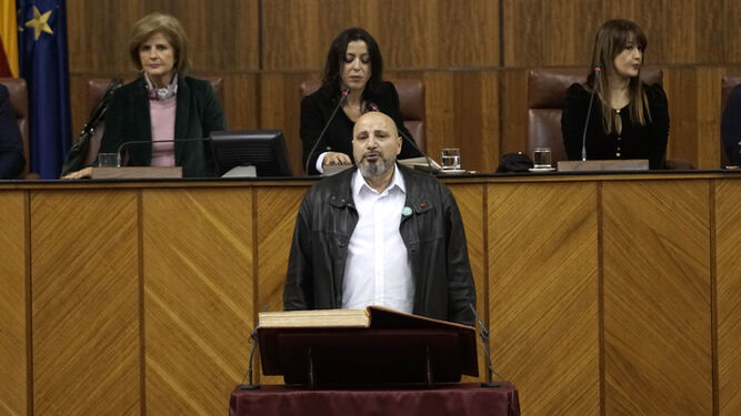 José Luis Cano, de Adelante, promete el cargo de pie, en contra de la orden de la presidenta.