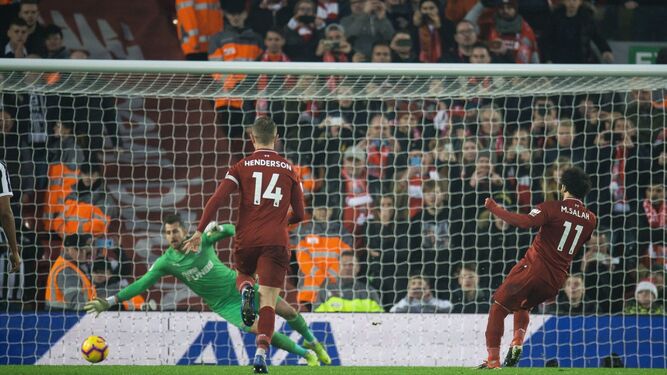 El egipcio Mohamed Salah transforma el penalti que le dio el momentáneo dos a cero al Liverpool.