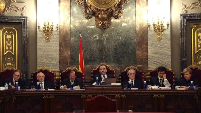 El magistrado Manuel Marchena (centro)  los otros seis miembros del Supremo que juzgarán a los líderes del 'procés', el pasado día 19 en las cuestiones previas.