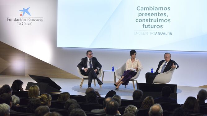 Isidro Fainé, Jaume Giró y la periodista Cristina Villanueva, en la presentación de la campaña.