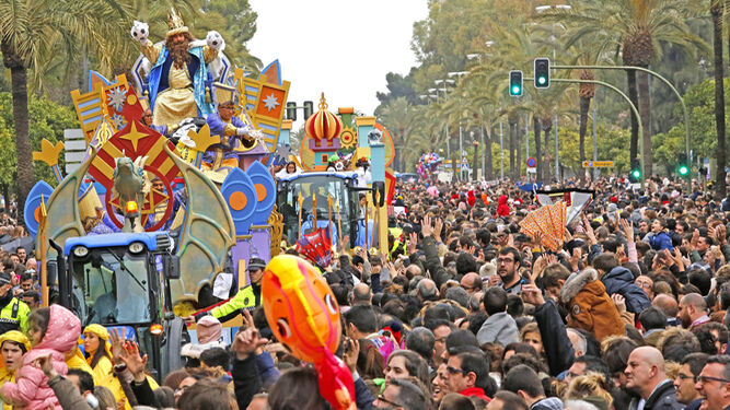 Imagen de la cabalgata de los Reyes, el pasado 5 de enero, por la avenida.