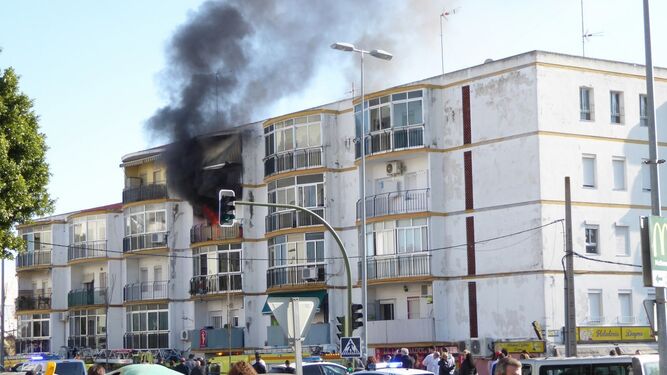La vivienda donde se ha producido el incendio se encuentra en la avenida de Arcos.