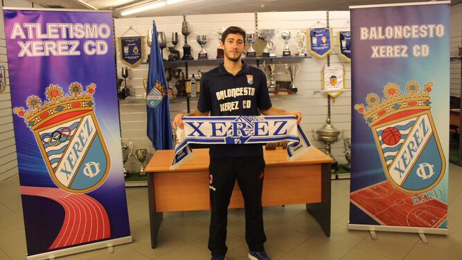 Rafael Reguera posa con la bufanda del Xerez CD en la sede de Afición Xerecista.