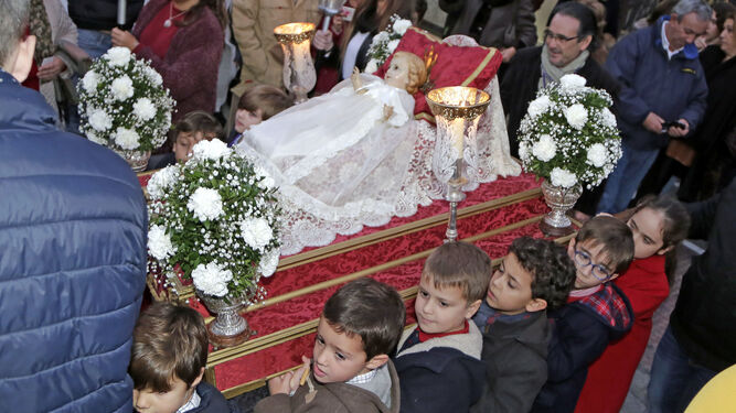 Imagen de la procesión de Niño Jesús portado por los pequeños.