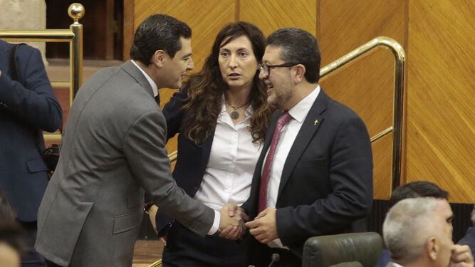 Juanma Moreno saluda a Francisco Serrano (Vox) en la apertura del Parlamento.
