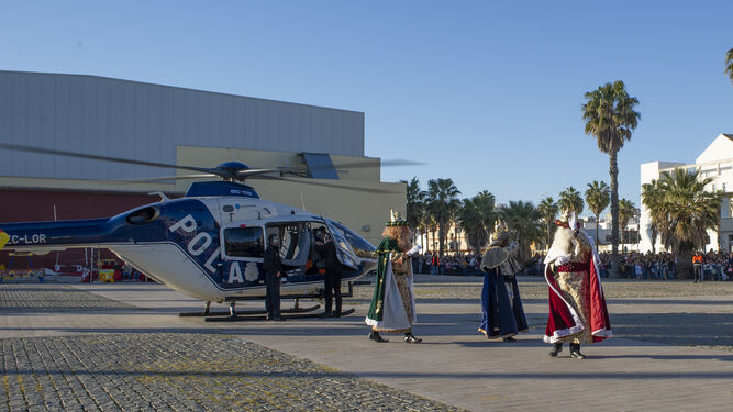 El helicóptero de los reyes aterrizó en la Plaza Alberti por primera vez