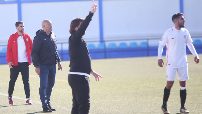 Mendoza, dando instrucciones, con Paco Peña y Carlos Sánchez, técnicos del Sevilla C, al fondo.