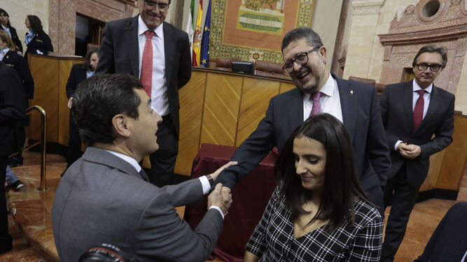 Moreno saluda a Serrano en el Parlemento.