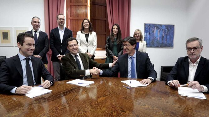 Firma del acuerdo de PP con Ciudadanos.