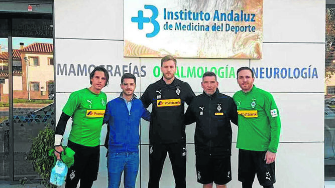 Losjugadores del Borussia de Mönchengladbach en la entrada de la clínica Beiman Jerez