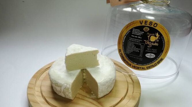 El "veso" tipo Brie, uno de los productos de Alquimista Vegana