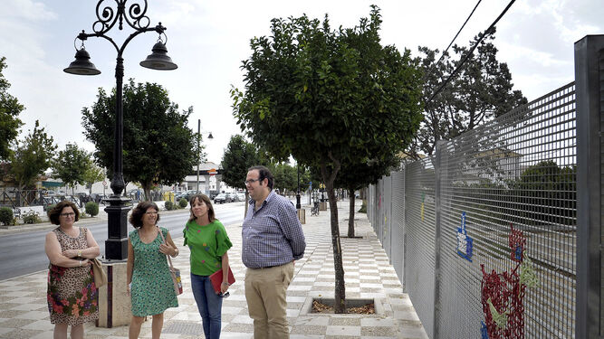 Las delegadas municipales Laura Álvarez y Carmen Collado con el alcalde de La Barca, en una visita a la pedanía.