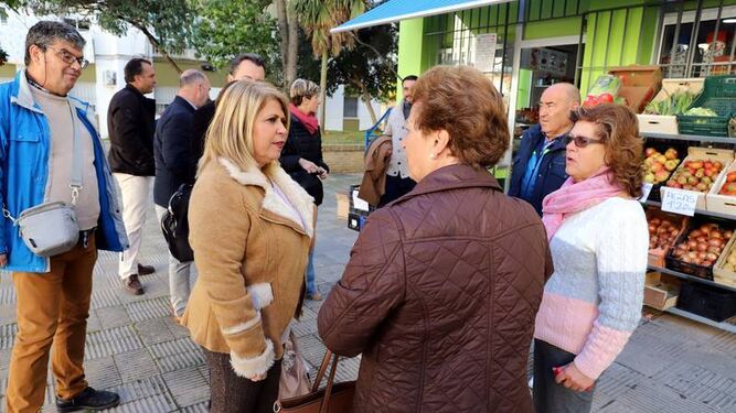 La alcaldesa hablando con vecinos de La Granja.