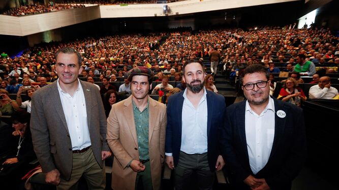 Javier Ortega Smith, Morante de la Puebla, Santiago Abascal y Francisco Serrano, en un acto de Vox en Sevilla.