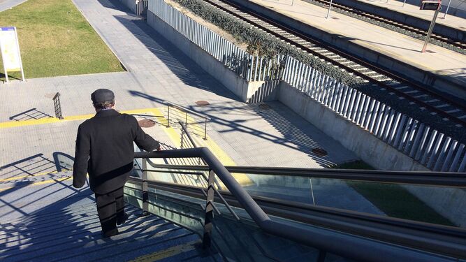 Un hombre baja por las escaleras existentes junto a las mecánicas de la estación de tren de Bahía Sur.