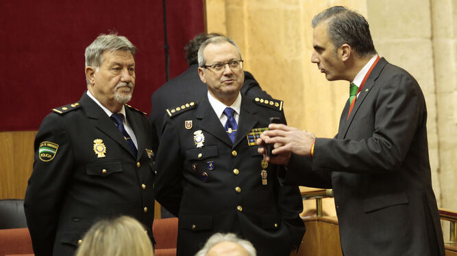 El jefe de la Adscrita, Gabriel Fernández Rey, con el comisario provincial, Andrés Garrido, y el secretario de Vox, Javier Ortega Smith