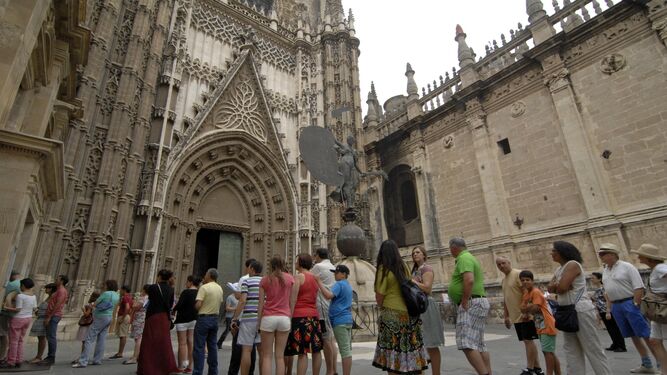 Decenas de turistas guardan cola junto a la catedral.