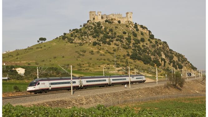 Un tren Avant como los que harán los recorridos Granada-Sevilla y Málaga circula en las inmediaciones de Almodóvar del Río (Córdoba)