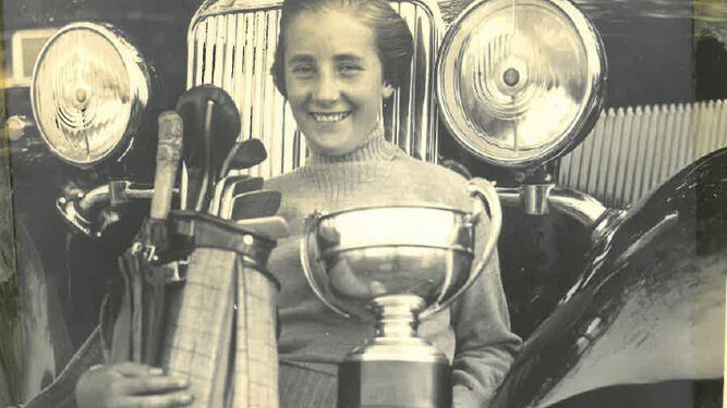 Una jovencísima Jean con su bolsa de palos y uno de sus trofeos