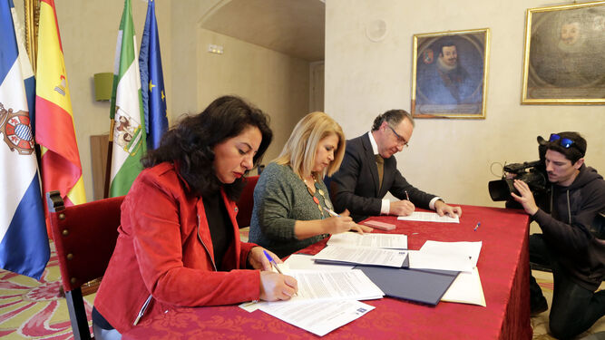 Esther Hidalgo, Mamen Sánchez y Francisco Ramírez, en el momento de la firma del convenio.