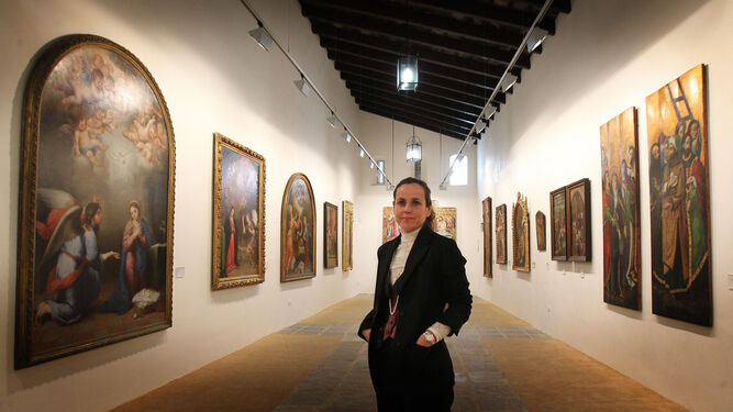 La bodeguera Helena Rivero en la pinacoteca de Bodegas Tradición que VinePair recomienda visitar.