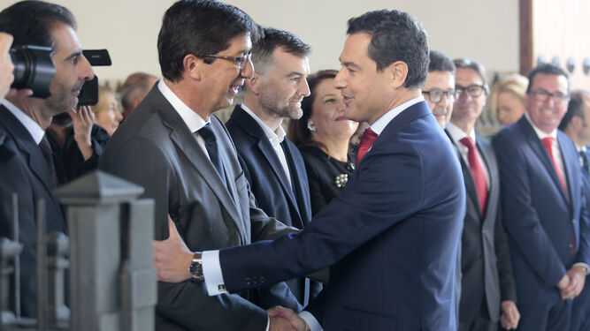 Juan Marín y Juanma Moreno se saludan en el Parlamento.
