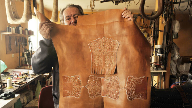 arrido enseña la pieza hecha a mano y terminada de unos sahones cosidos con pergamino