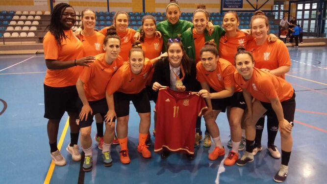 Caridad , junto a sus compañeras del Guada con la medalla de oro del Torneo de Moscú y la camiseta de la selección española.
