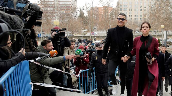 Cristiano Ronaldo y su pareja Georgina Rodríguez, llegando a la Audiencia