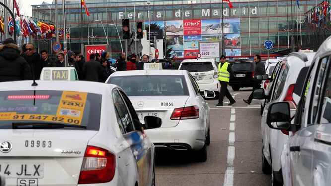 Concentración de taxistas en la zona del recinto ferial de Ifema, en Madrid.