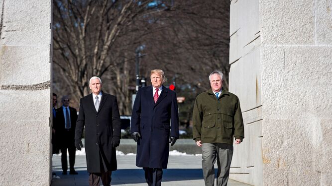 Trump visita el lunes el Monumento a Martin Luther King junto a Pence (izquierda).