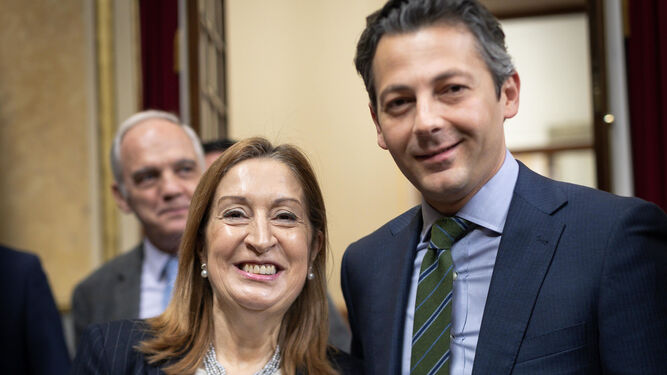 Andrés Núñez, ayer con la presidenta del Congreso, Ana Pastor.