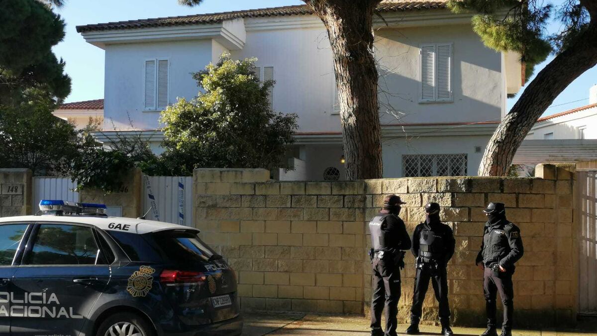 Efectivos de la Policía Nacional, esta mañana junto a la vivienda donde se ha encontrado la droga en Puerto Real.