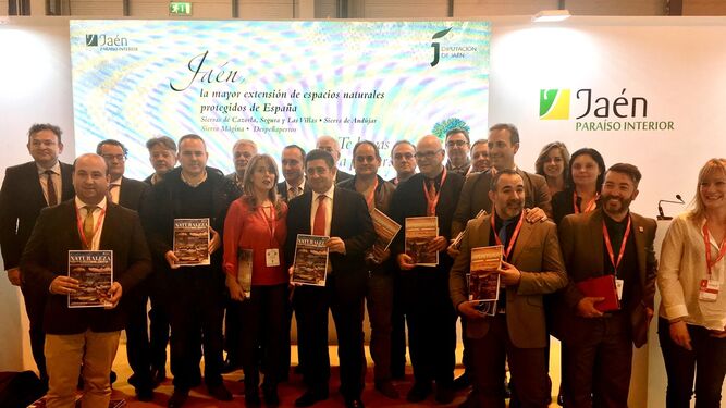 La delegación de Jaén en Fitur muestra las nuevas revistas dedicadas al turismo de interior de Jaén.