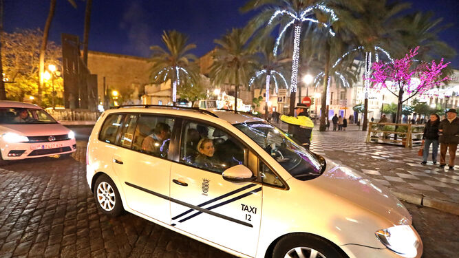 Un taxi transporta ancianos en una visita navideña hace un mes por el centro de Jerez.