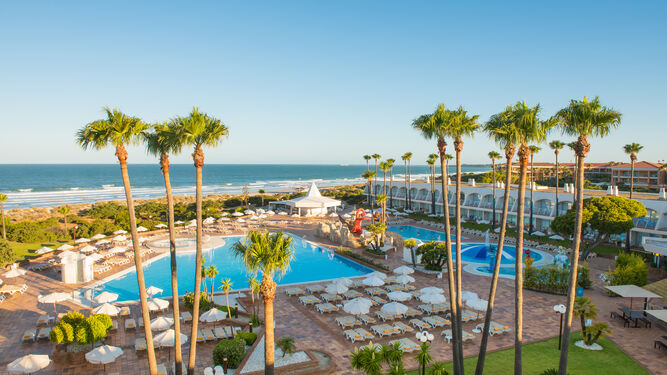 Las piscinas del hotel con la playa al fondo.