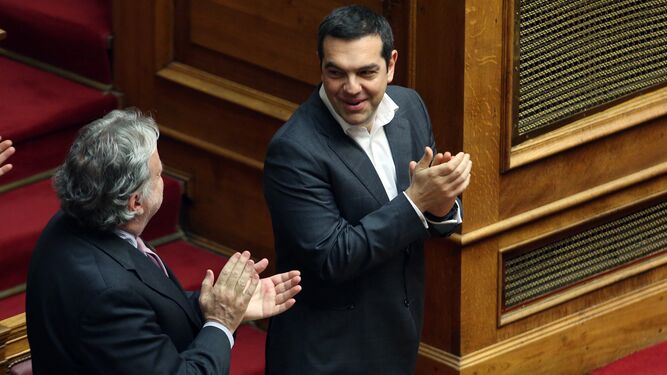 El primer ministro griego, Alexis Tsipras (derecha), celebra el resultado.