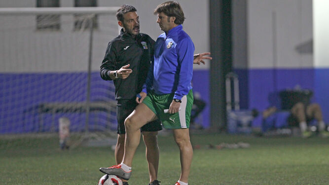 Jesús Mendoza conversa con José María Moreno en un entrenamiento.