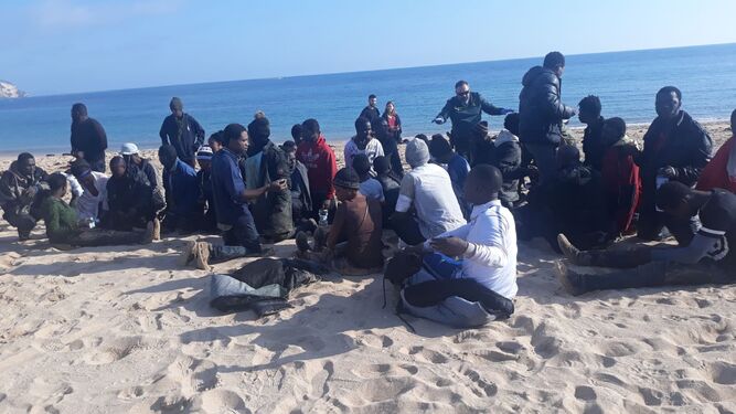 Inmigrantes llegados en una patera a la playa de Los Caños, en Barbate.